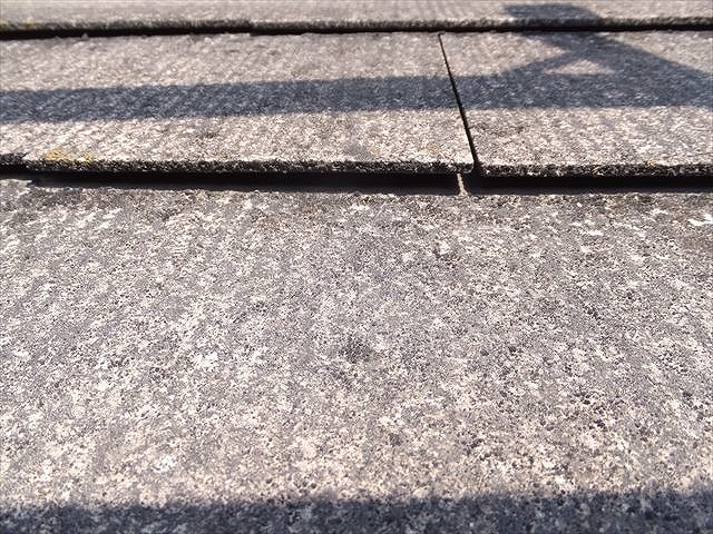 劣化したスレート板を下から覗き込んだ様子